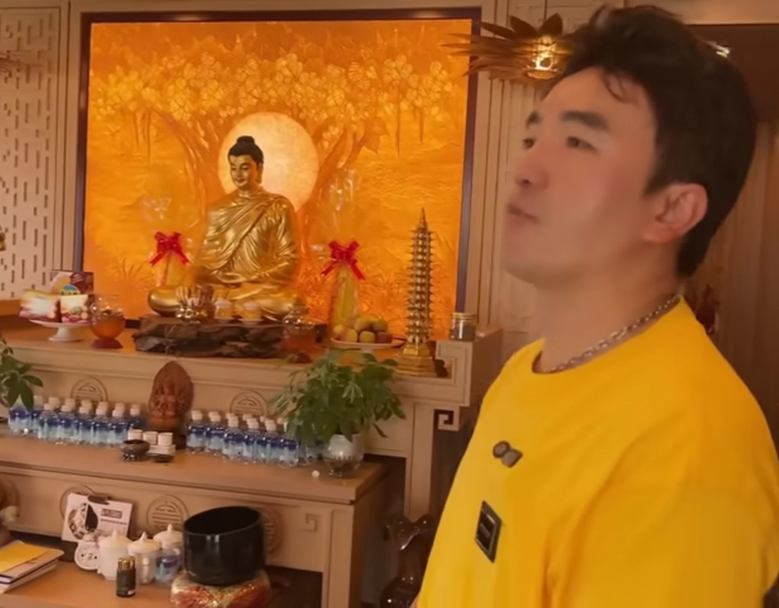 Nam ca sĩ mua cả khách sạn TP.HCM, có lúc khóa trái cửa không gặp vợ con- Ảnh 4.