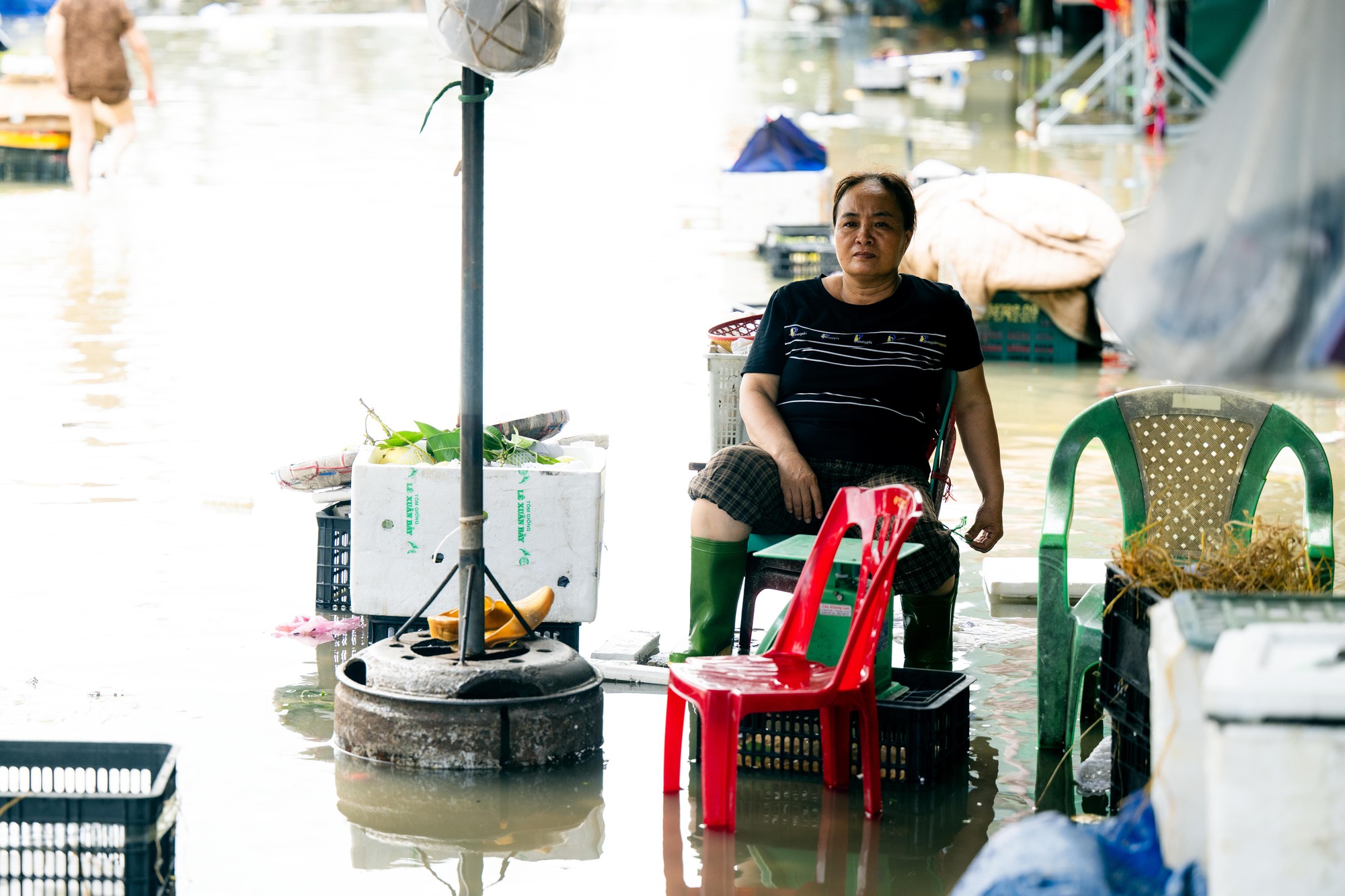 Tiểu thương chợ lớn nhất Nghệ An nhặt từng cọng rau trong dòng nước lũ, giữ lấy bữa cơm ngày mai- Ảnh 6.