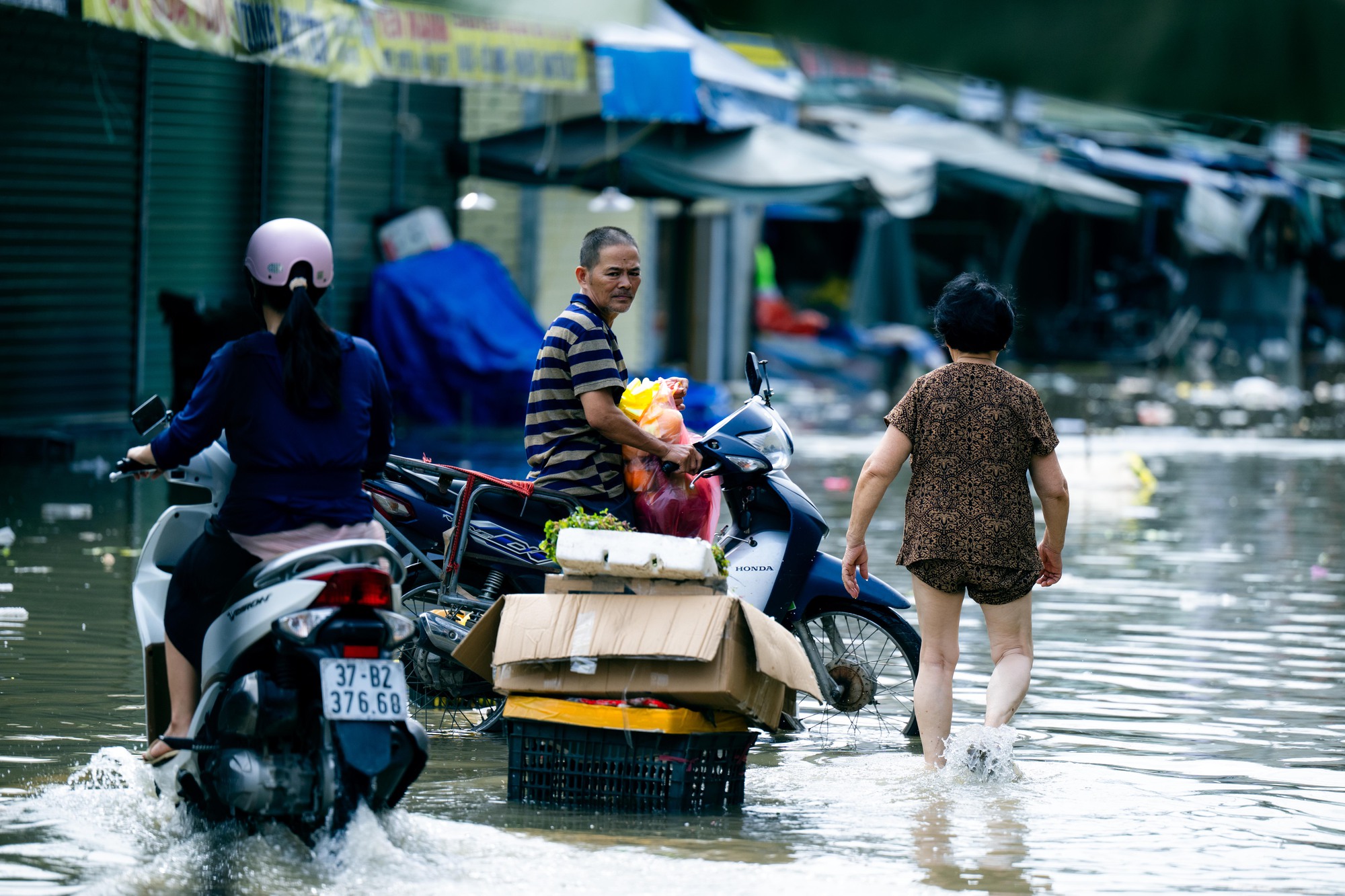 Tiểu thương chợ lớn nhất Nghệ An nhặt từng cọng rau trong dòng nước lũ, giữ lấy bữa cơm ngày mai- Ảnh 5.