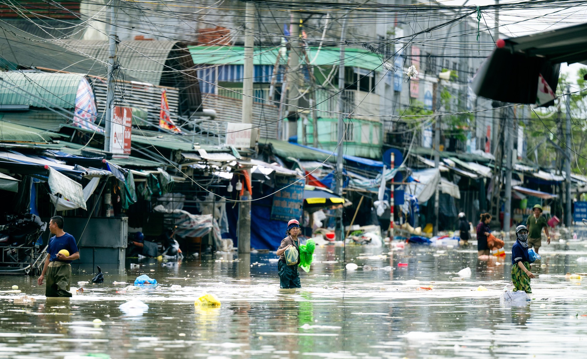 Tiểu thương chợ lớn nhất Nghệ An nhặt từng cọng rau trong dòng nước lũ, giữ lấy bữa cơm ngày mai- Ảnh 2.