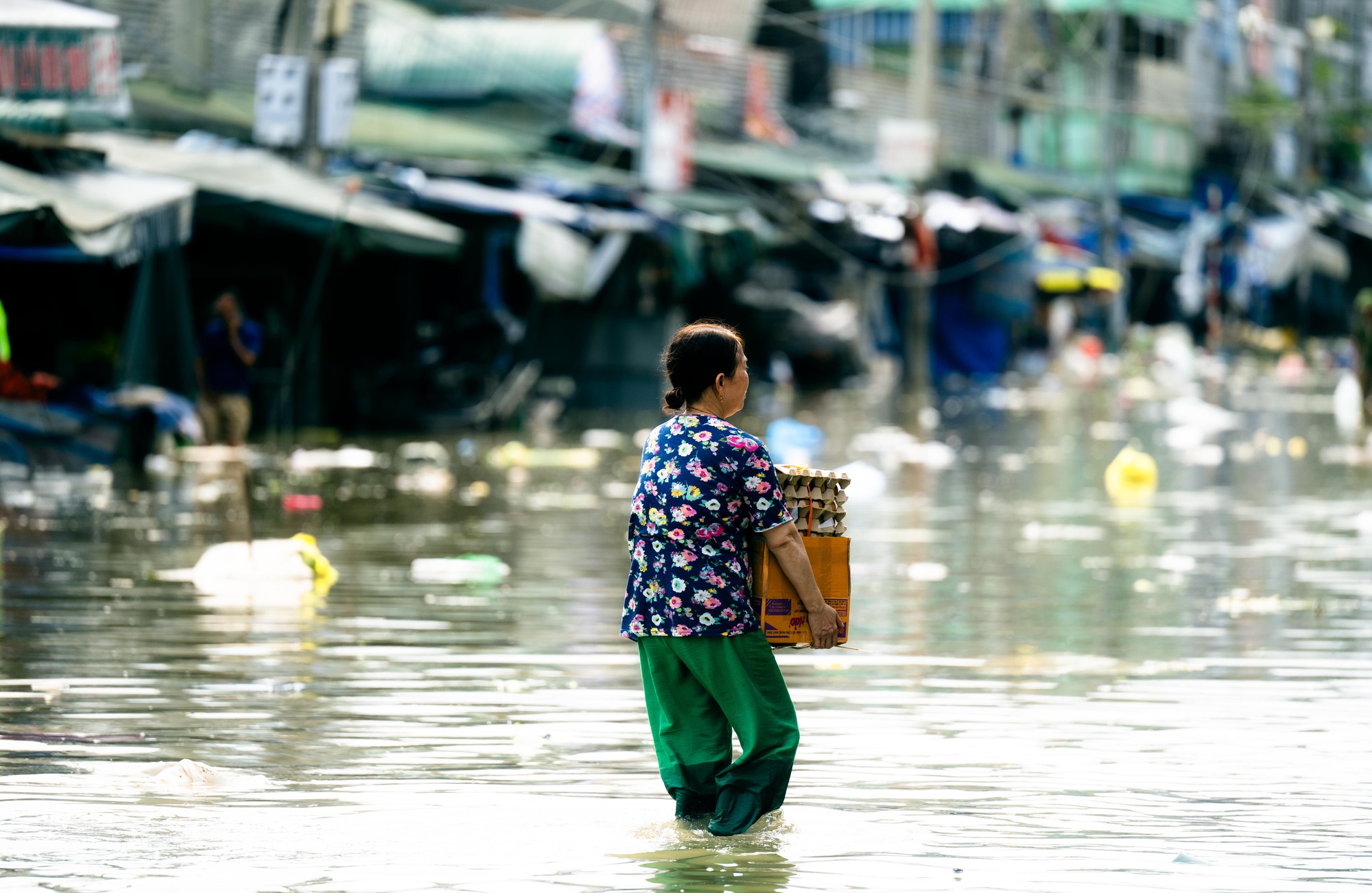 Tiểu thương chợ lớn nhất Nghệ An nhặt từng cọng rau trong dòng nước lũ, giữ lấy bữa cơm ngày mai- Ảnh 3.