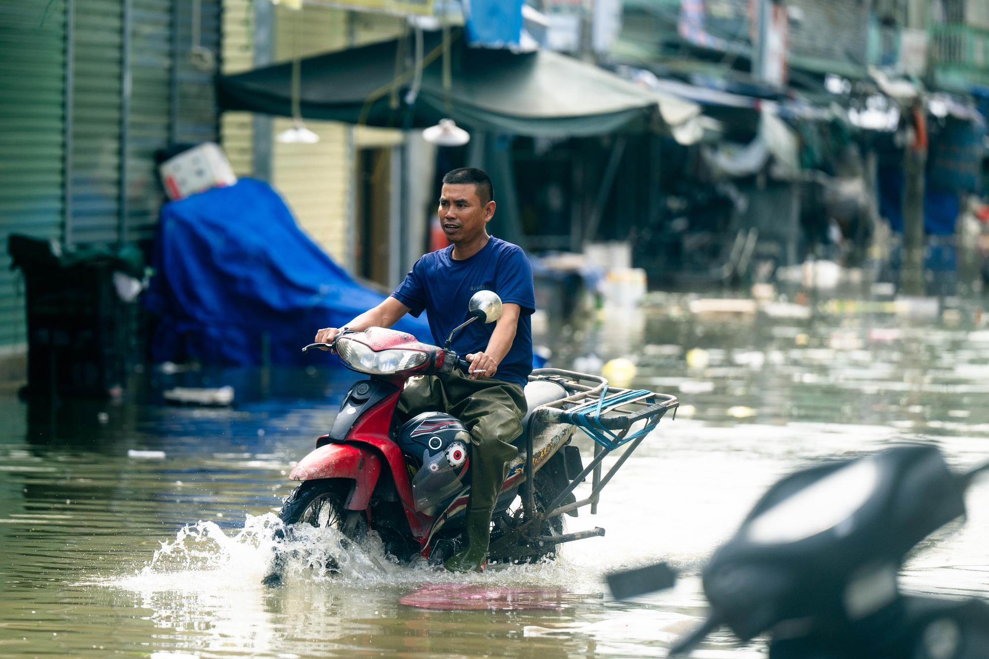 Tiểu thương chợ lớn nhất Nghệ An nhặt từng cọng rau trong dòng nước lũ, giữ lấy bữa cơm ngày mai- Ảnh 4.