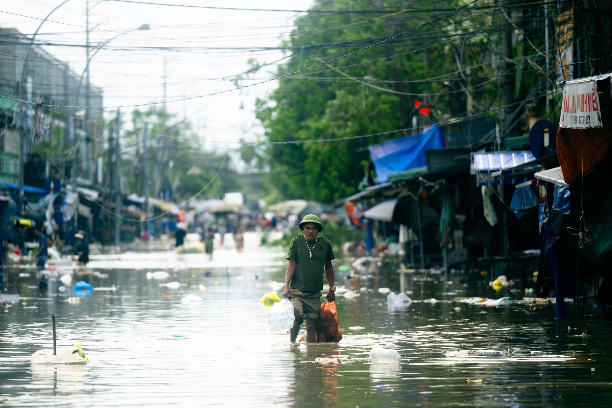 Tiểu thương chợ lớn nhất Nghệ An nhặt từng cọng rau trong dòng nước lũ, giữ lấy bữa cơm ngày mai- Ảnh 7.