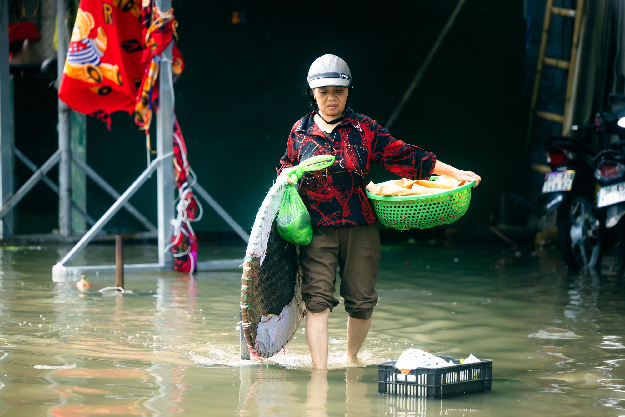Tiểu thương chợ lớn nhất Nghệ An nhặt từng cọng rau trong dòng nước lũ, giữ lấy bữa cơm ngày mai- Ảnh 8.