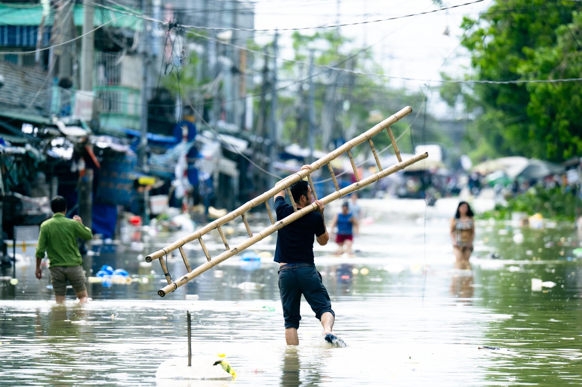 Tiểu thương chợ lớn nhất Nghệ An nhặt từng cọng rau trong dòng nước lũ, giữ lấy bữa cơm ngày mai- Ảnh 9.