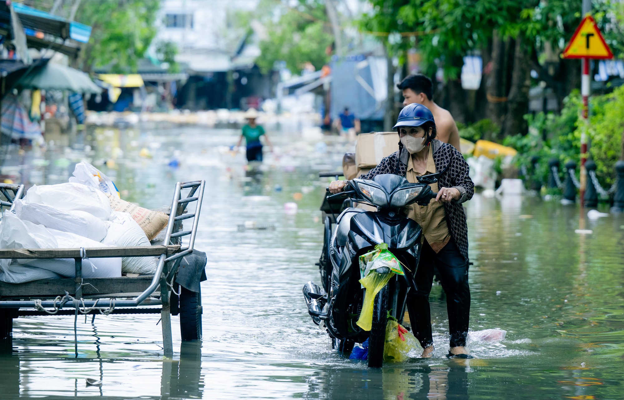 Tiểu thương chợ lớn nhất Nghệ An nhặt từng cọng rau trong dòng nước lũ, giữ lấy bữa cơm ngày mai- Ảnh 11.