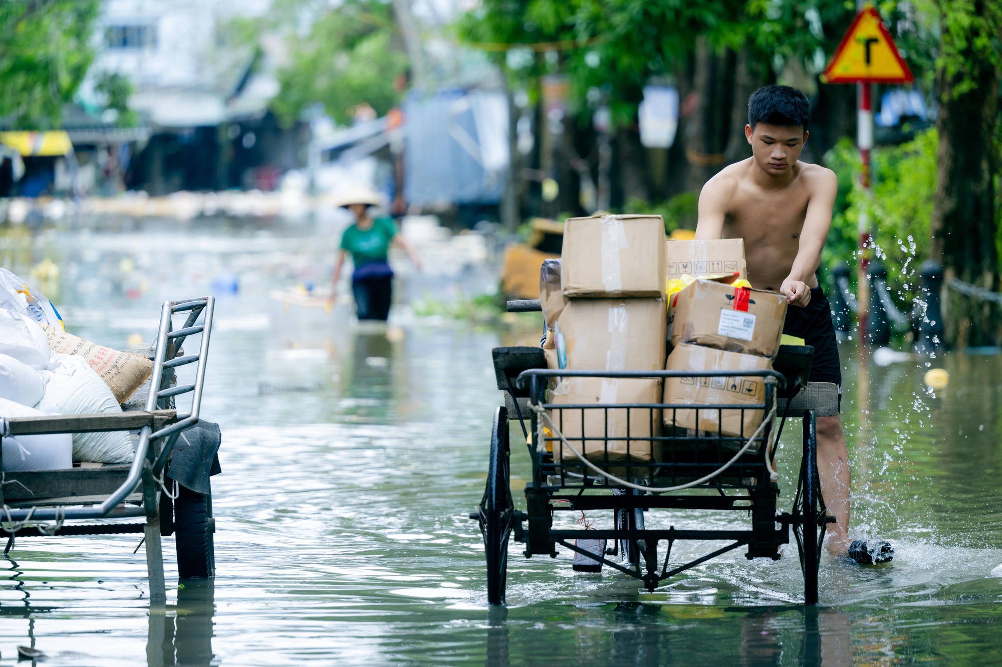 Tiểu thương chợ lớn nhất Nghệ An nhặt từng cọng rau trong dòng nước lũ, giữ lấy bữa cơm ngày mai- Ảnh 17.