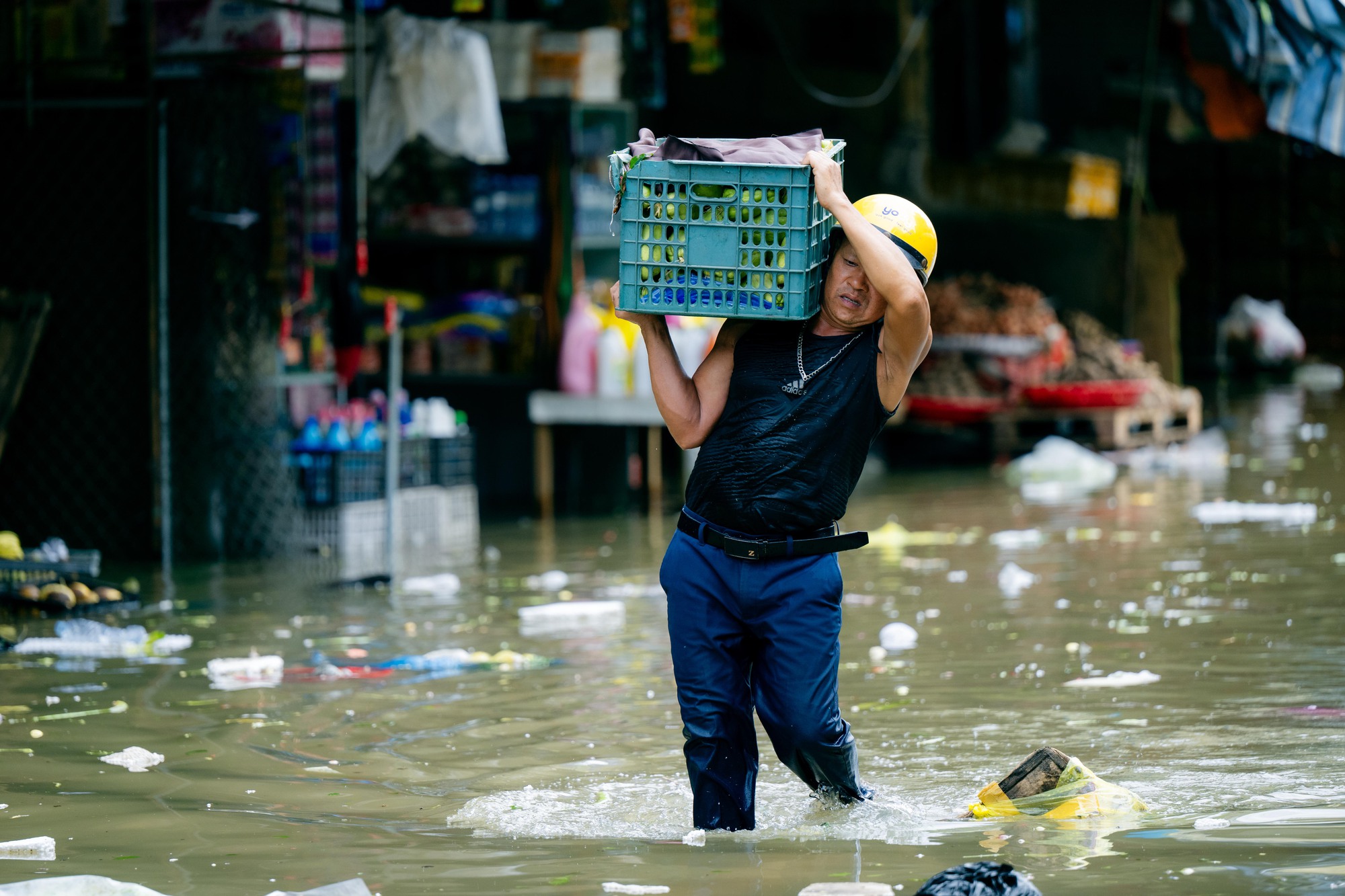 Tiểu thương chợ lớn nhất Nghệ An nhặt từng cọng rau trong dòng nước lũ, giữ lấy bữa cơm ngày mai- Ảnh 16.