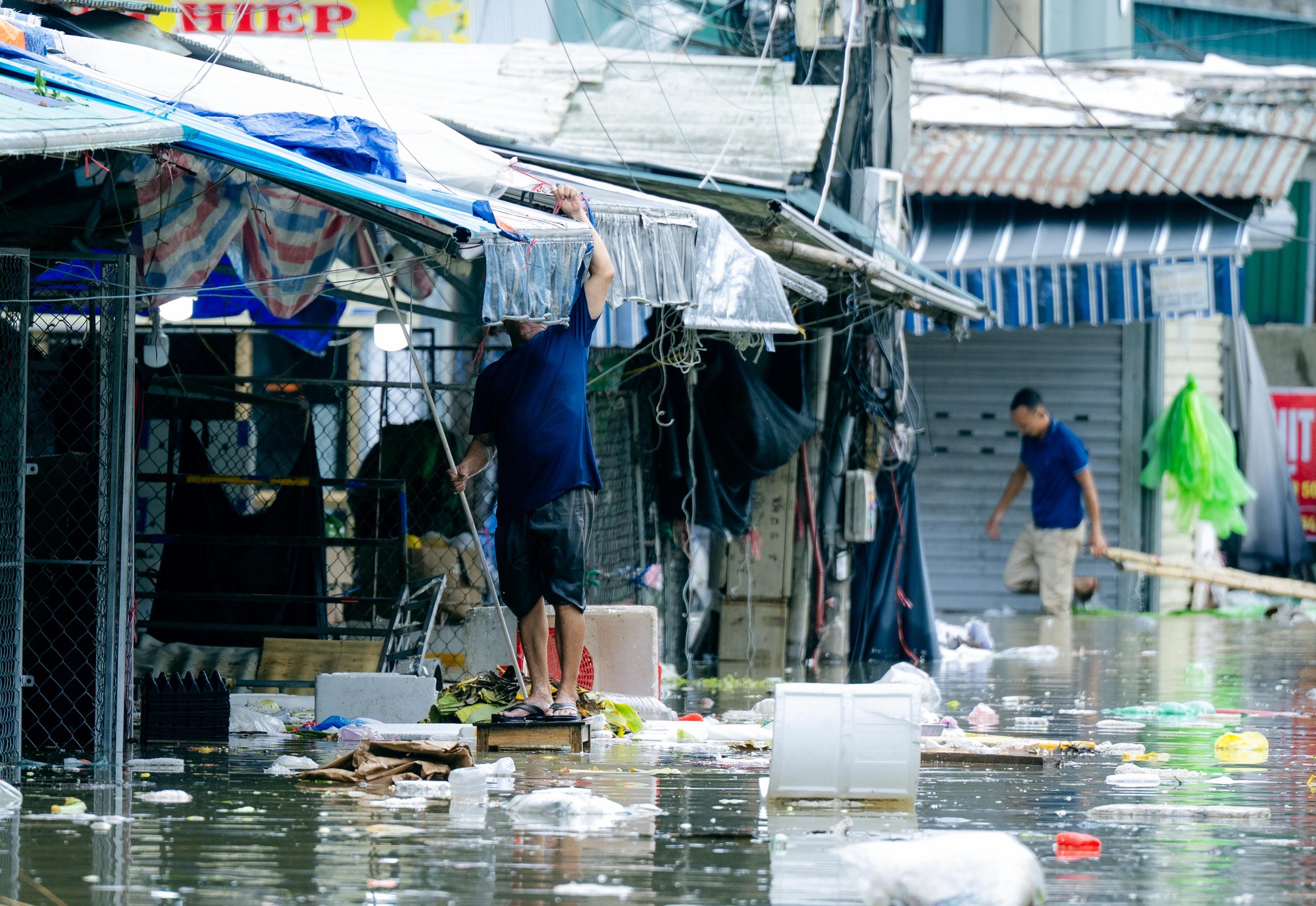 Tiểu thương chợ lớn nhất Nghệ An nhặt từng cọng rau trong dòng nước lũ, giữ lấy bữa cơm ngày mai- Ảnh 15.
