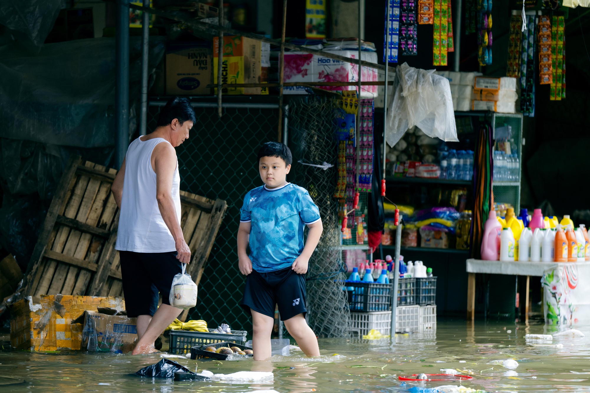 Tiểu thương chợ lớn nhất Nghệ An nhặt từng cọng rau trong dòng nước lũ, giữ lấy bữa cơm ngày mai- Ảnh 14.