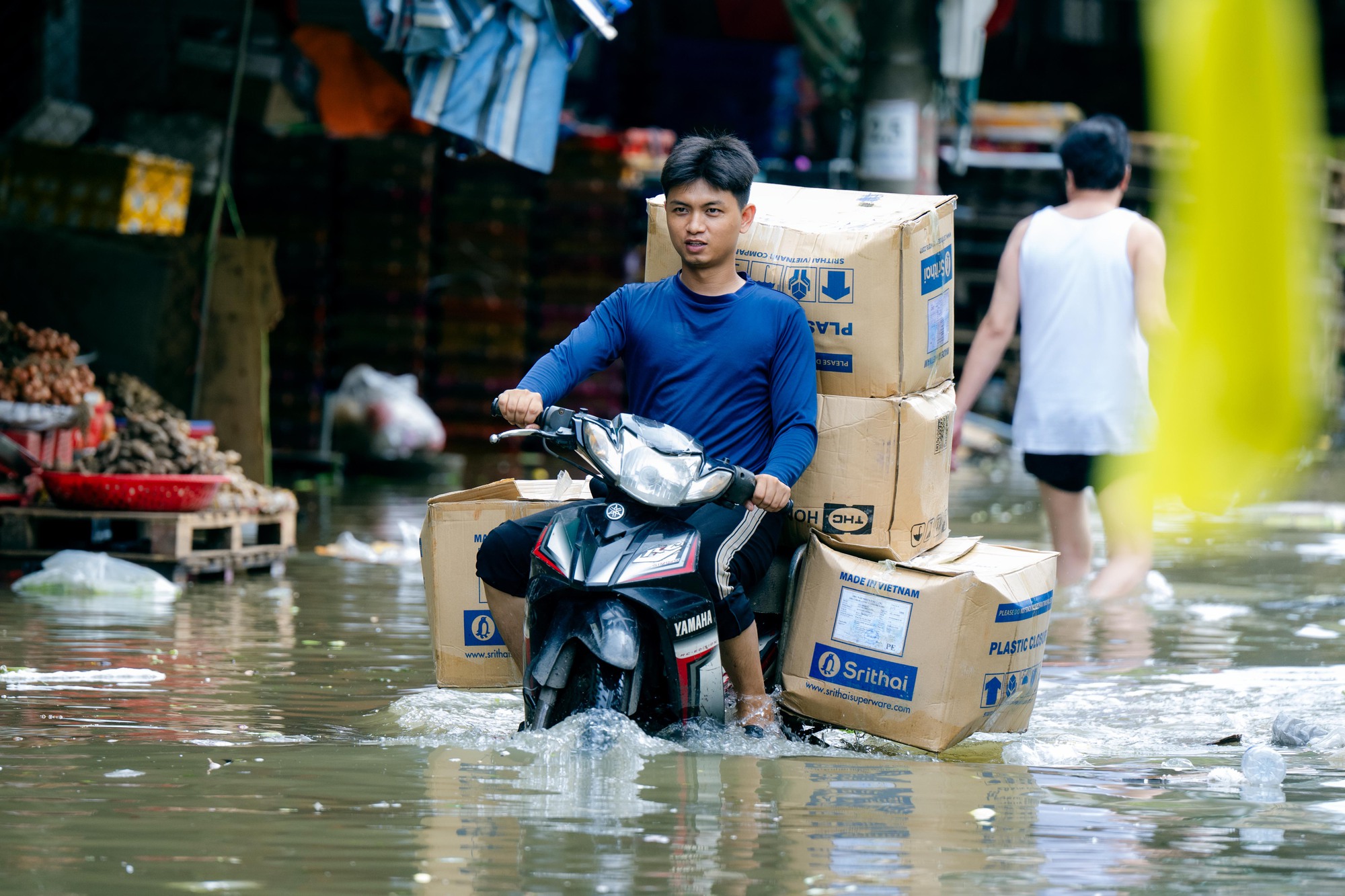 Tiểu thương chợ lớn nhất Nghệ An nhặt từng cọng rau trong dòng nước lũ, giữ lấy bữa cơm ngày mai- Ảnh 13.