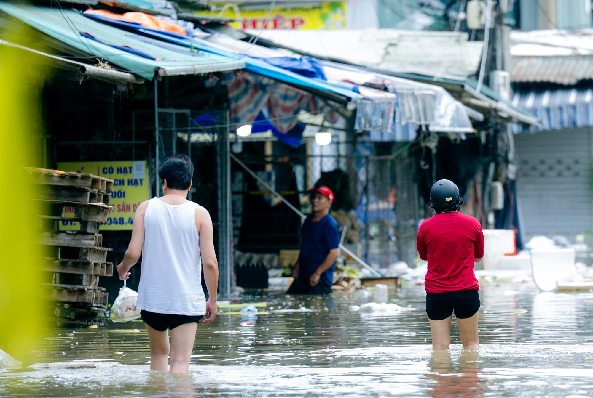 Tiểu thương chợ lớn nhất Nghệ An nhặt từng cọng rau trong dòng nước lũ, giữ lấy bữa cơm ngày mai- Ảnh 12.