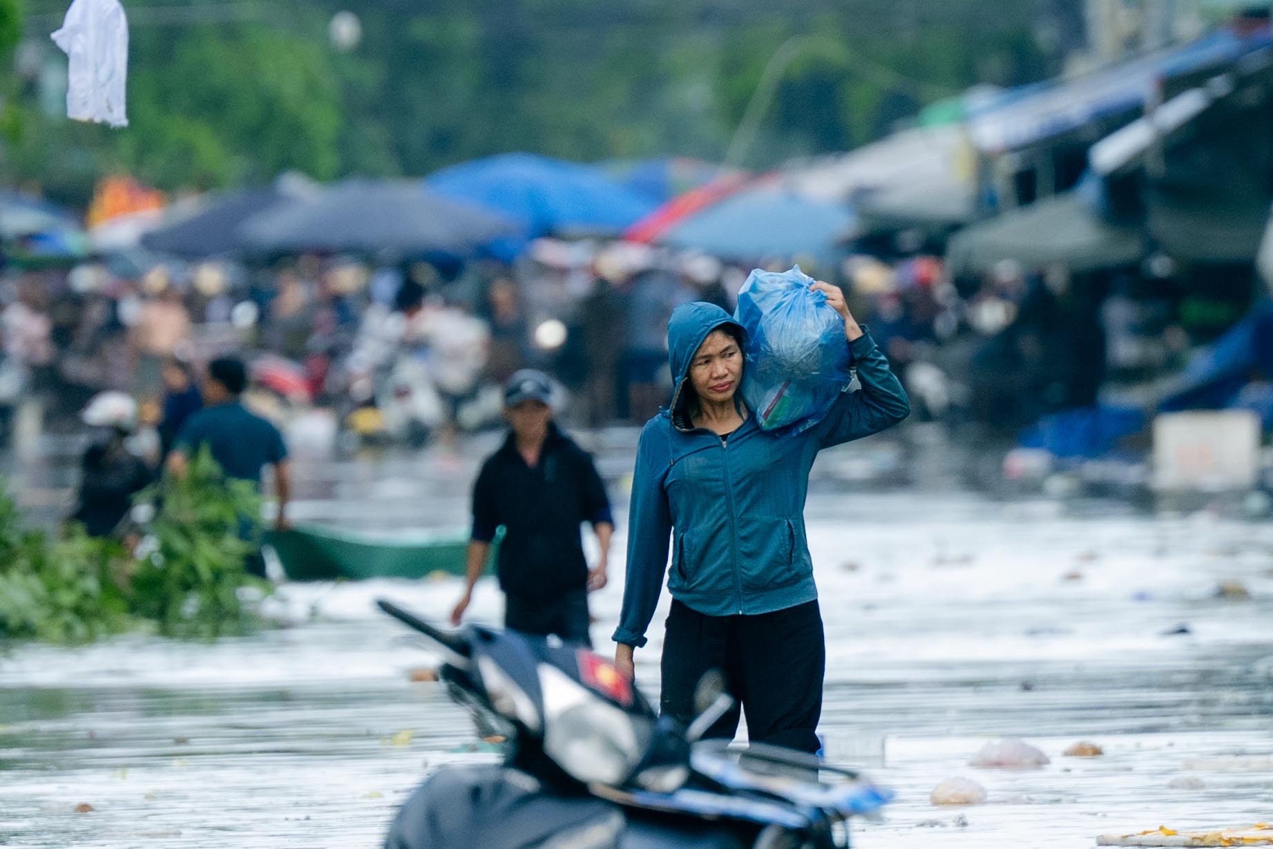 Tiểu thương chợ lớn nhất Nghệ An nhặt từng cọng rau trong dòng nước lũ, giữ lấy bữa cơm ngày mai- Ảnh 18.