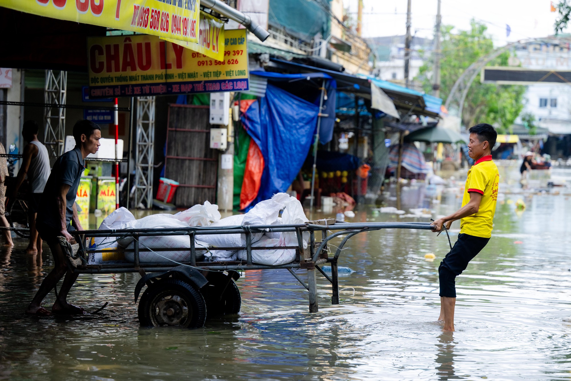 Tiểu thương chợ lớn nhất Nghệ An nhặt từng cọng rau trong dòng nước lũ, giữ lấy bữa cơm ngày mai- Ảnh 21.