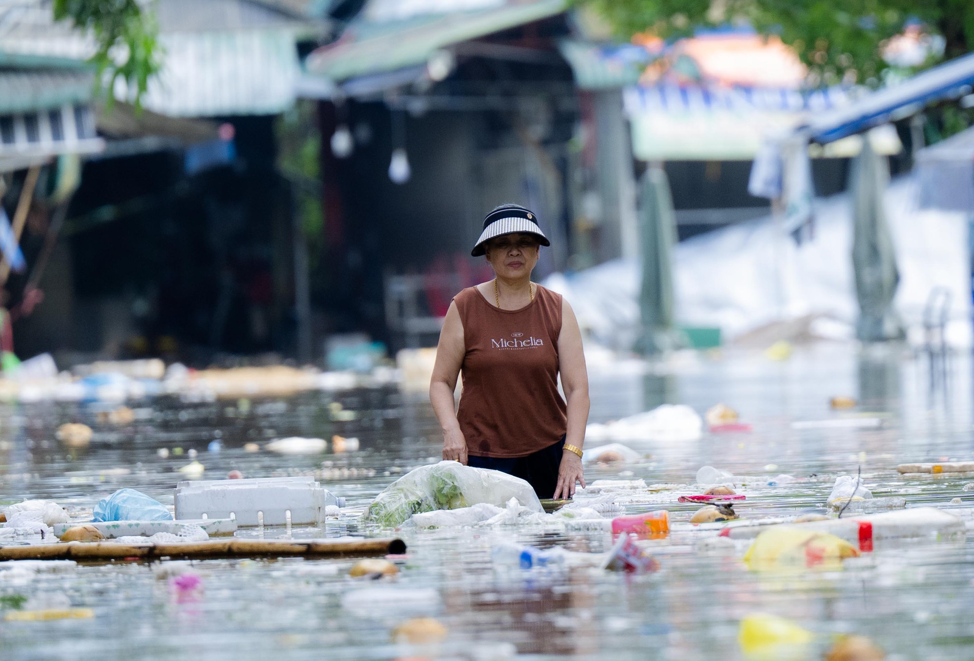Tiểu thương chợ lớn nhất Nghệ An nhặt từng cọng rau trong dòng nước lũ, giữ lấy bữa cơm ngày mai- Ảnh 23.