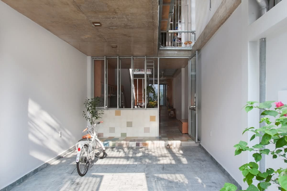 Nhà phố 280m2 sử dụng khoảng thông tầng để làm thoáng- Ảnh 1.
