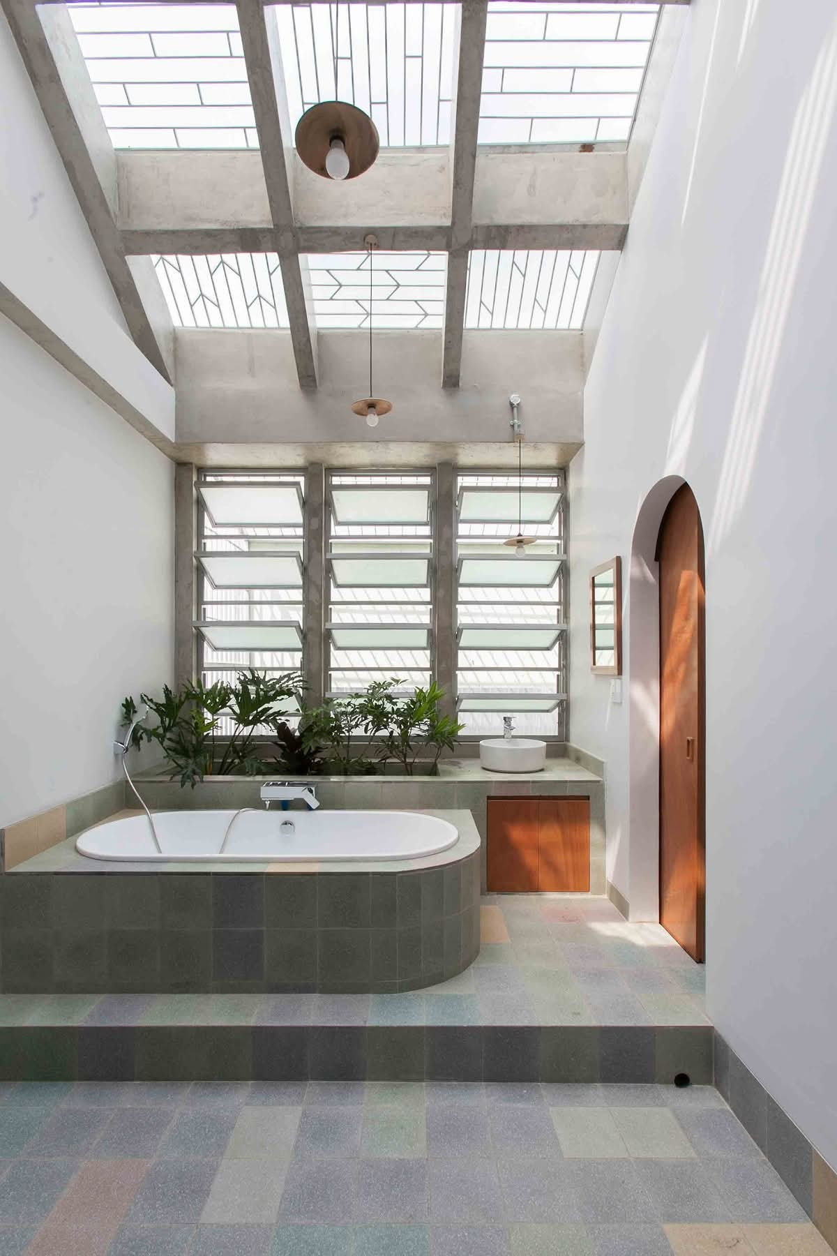 Nhà phố 280m2 sử dụng khoảng thông tầng để làm thoáng- Ảnh 9.