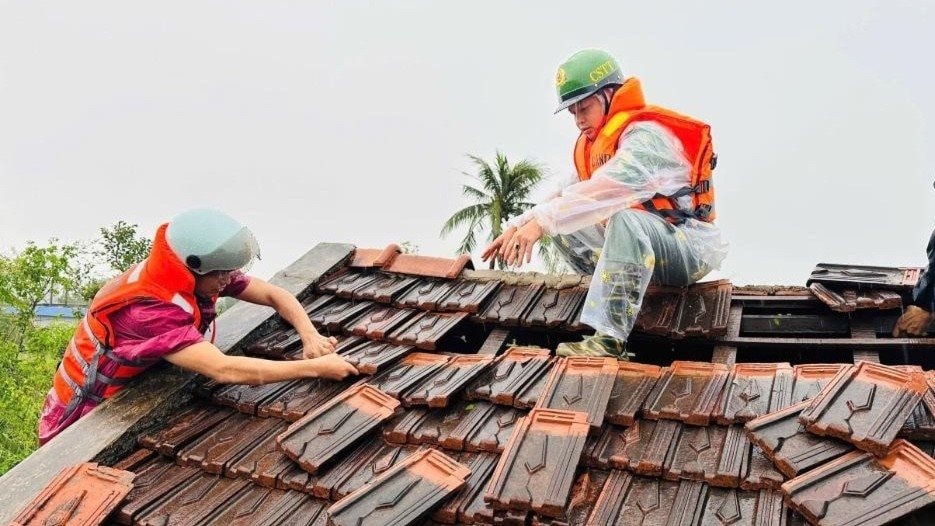 NÓNG: Khẩn cấp chi trả một khoản tiền cho người dân bị thiệt hại bởi bão số 10 Bualoi- Ảnh 2.