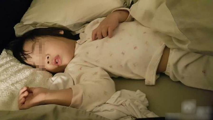 Bé gái 6 tuổi ngủ một mình trên chiếc giường 2 mét, nhưng lúc nào cũng kêu "chật chội", người mẹ bật khóc khi kiểm tra camera giám sát!- Ảnh 1.