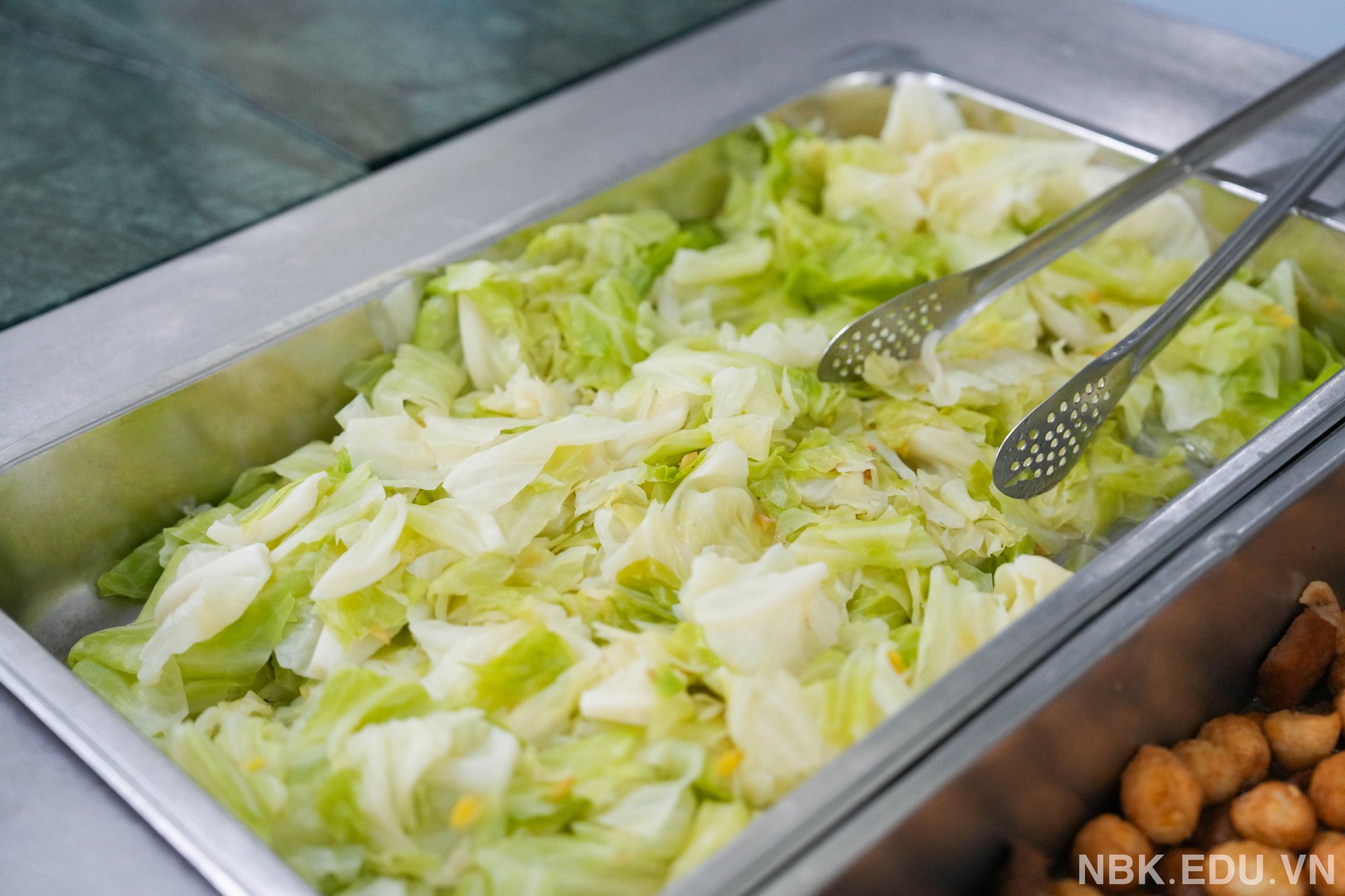 Xuýt xoa bữa cơm miễn phí siêu ngon của học sinh 1 trường tư tại Hà Nội trong buổi tối... bất đắc dĩ phải ở lại trường!- Ảnh 2. Xuýt xoa bữa cơm miễn phí siêu ngon của học sinh 1 trường tư tại Hà Nội trong buổi tối... bất đắc dĩ phải ở lại trường!- Ảnh 2.