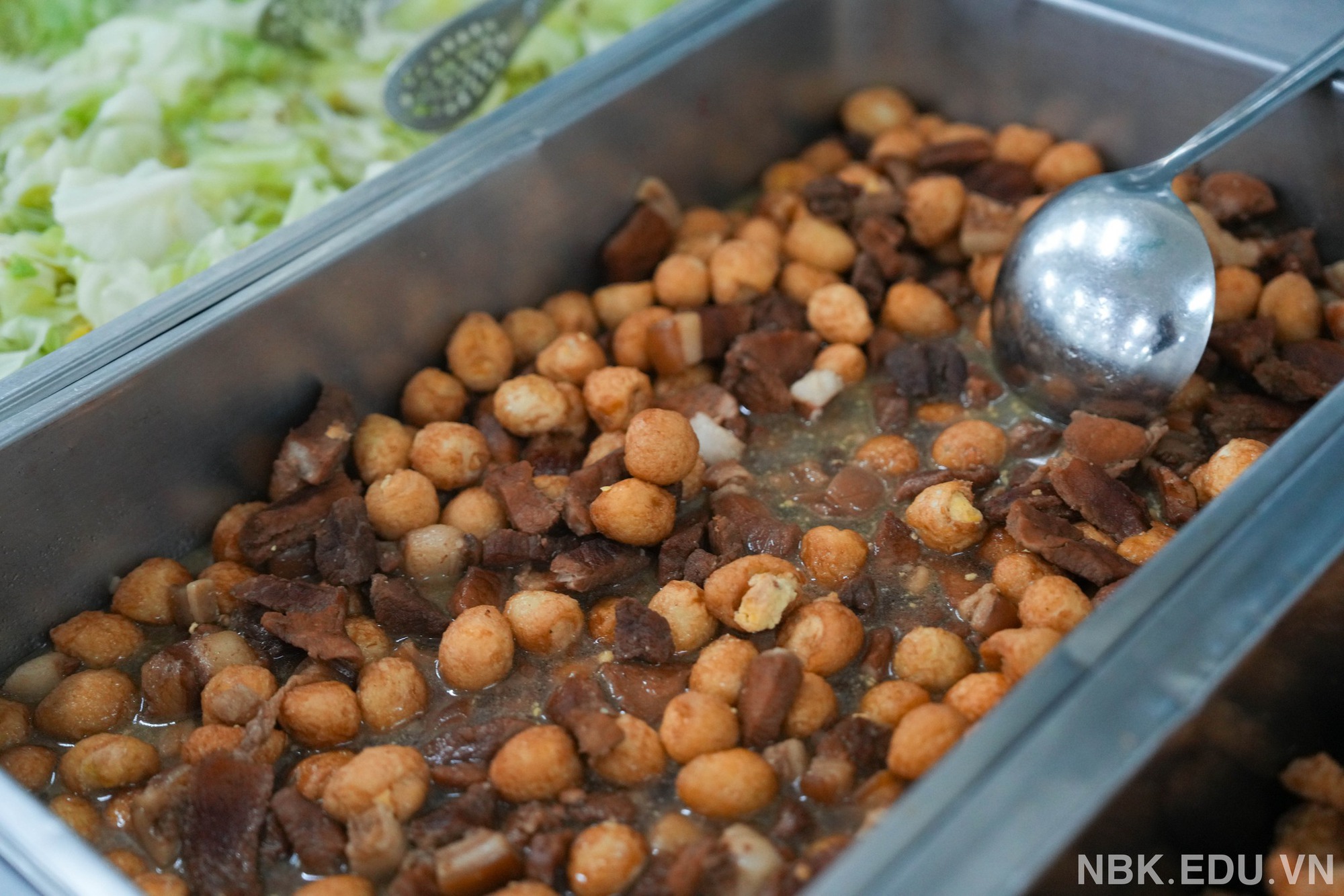 Xuýt xoa bữa cơm miễn phí siêu ngon của học sinh 1 trường tư tại Hà Nội trong buổi tối... bất đắc dĩ phải ở lại trường!- Ảnh 1. Xuýt xoa bữa cơm miễn phí siêu ngon của học sinh 1 trường tư tại Hà Nội trong buổi tối... bất đắc dĩ phải ở lại trường!- Ảnh 1.