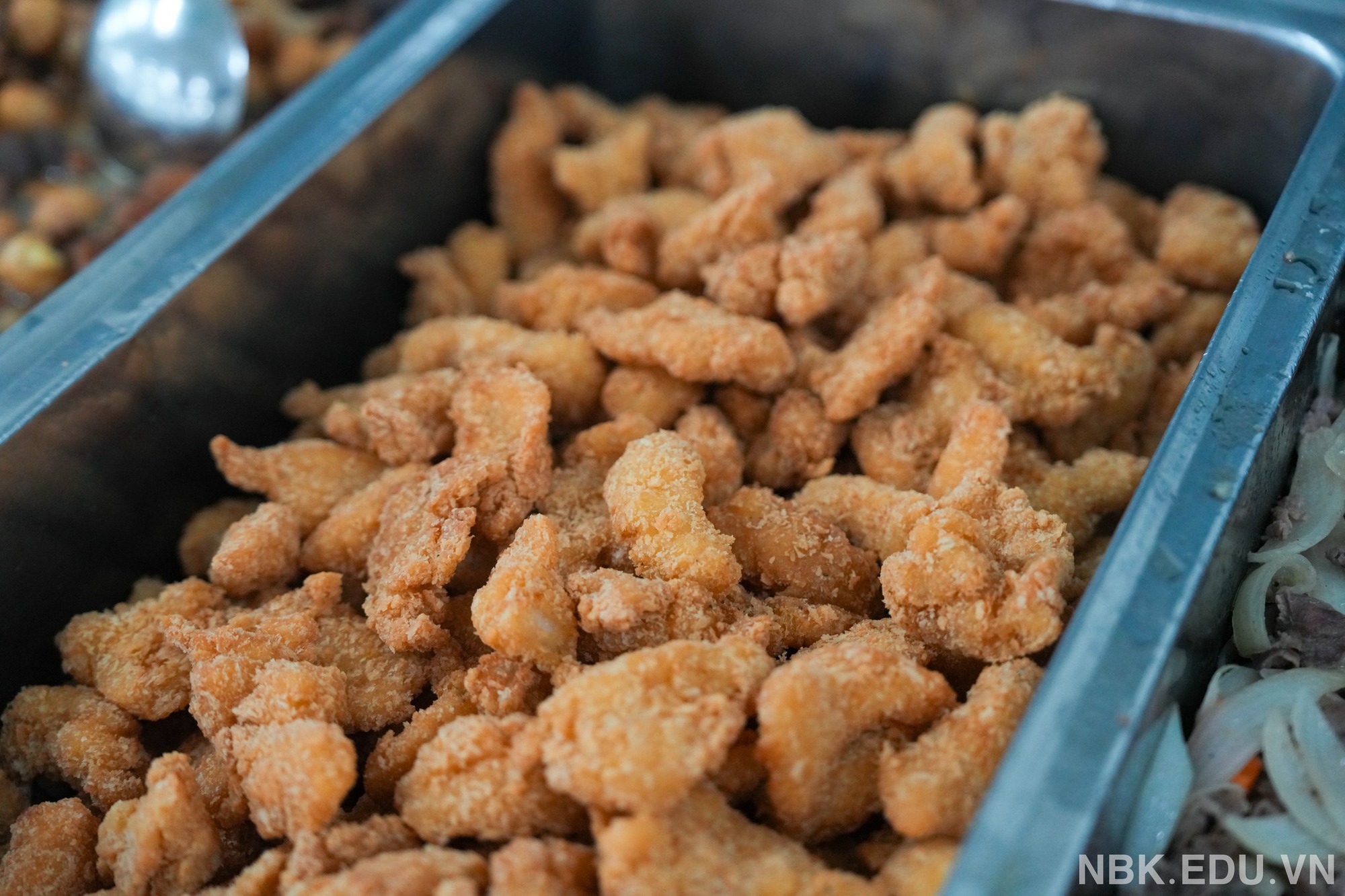 Xuýt xoa bữa cơm miễn phí siêu ngon của học sinh 1 trường tư tại Hà Nội trong buổi tối... bất đắc dĩ phải ở lại trường!- Ảnh 5. Xuýt xoa bữa cơm miễn phí siêu ngon của học sinh 1 trường tư tại Hà Nội trong buổi tối... bất đắc dĩ phải ở lại trường!- Ảnh 5.