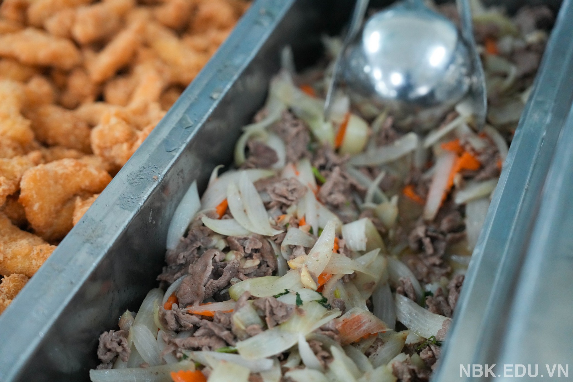 Xuýt xoa bữa cơm miễn phí siêu ngon của học sinh 1 trường tư tại Hà Nội trong buổi tối... bất đắc dĩ phải ở lại trường!- Ảnh 4. Xuýt xoa bữa cơm miễn phí siêu ngon của học sinh 1 trường tư tại Hà Nội trong buổi tối... bất đắc dĩ phải ở lại trường!- Ảnh 4.