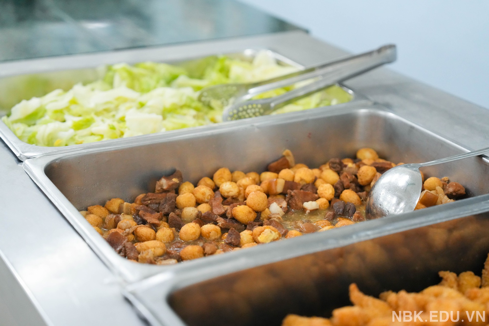 Xuýt xoa bữa cơm miễn phí siêu ngon của học sinh 1 trường tư tại Hà Nội trong buổi tối... bất đắc dĩ phải ở lại trường!- Ảnh 3. Xuýt xoa bữa cơm miễn phí siêu ngon của học sinh 1 trường tư tại Hà Nội trong buổi tối... bất đắc dĩ phải ở lại trường!- Ảnh 3.