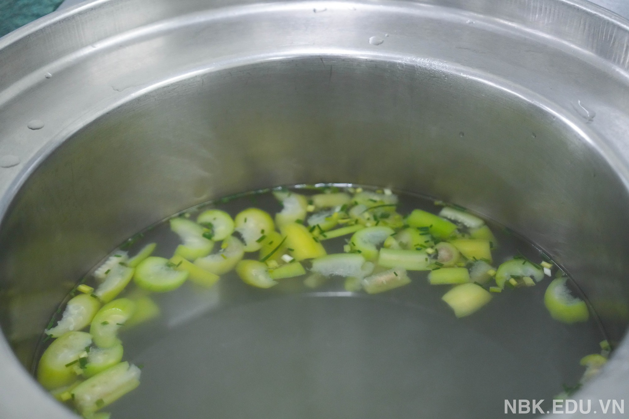 Xuýt xoa bữa cơm miễn phí siêu ngon của học sinh 1 trường tư tại Hà Nội trong buổi tối... bất đắc dĩ phải ở lại trường!- Ảnh 6.