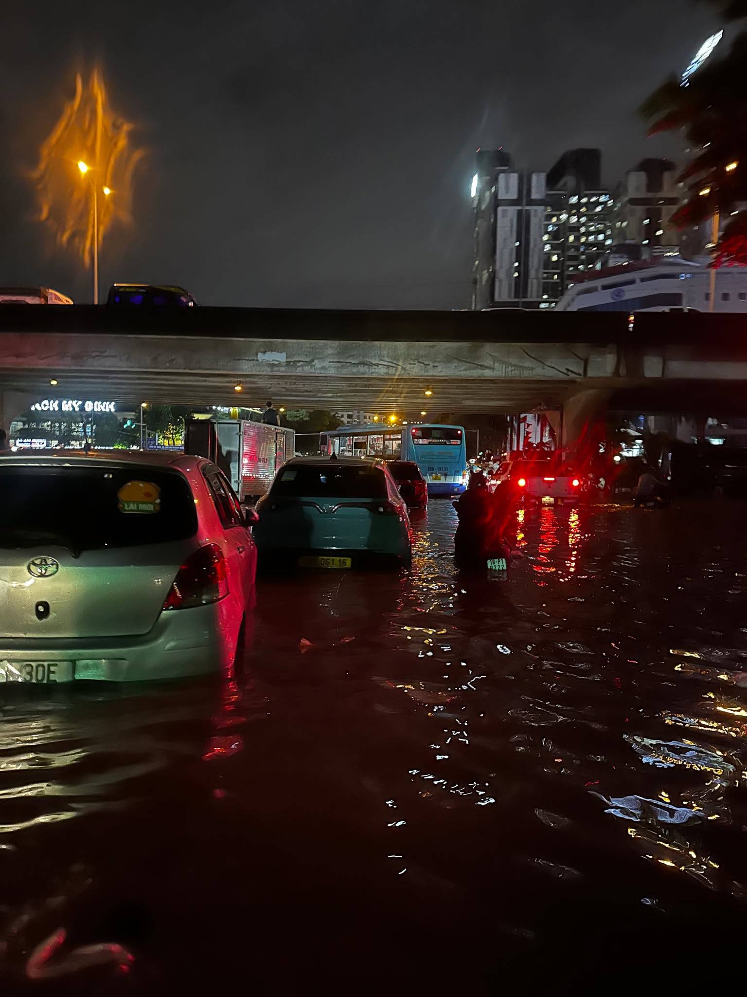 Sau 5 tiếng tắc đường, lội nước ngập do mưa bão, ngay khi về đến nhà tôi lập tức làm những việc này- Ảnh 2. Sau 5 tiếng tắc đường, lội nước ngập do mưa bão, ngay khi về đến nhà tôi lập tức làm những việc này- Ảnh 2.