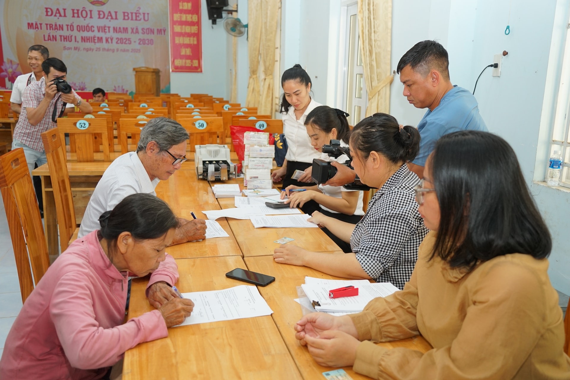 Người dân ở khu vực này của tỉnh Lâm Đồng vui mừng khi được chi trả tiền đền bù GPMB dự án KCN Sơn Mỹ 1 hơn 1.000 ha- Ảnh 1.