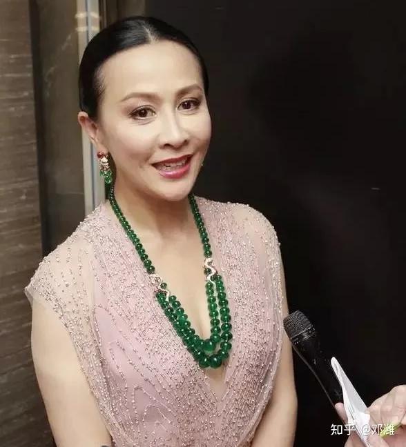 Nhìn cách "mẹ chồng hào môn" của Triệu Lộ Tư diện trang sức mới hiểu: NGỌC chính là đỉnh cao sự xa hoa của giới thượng lưu Trung Quốc- Ảnh 9.