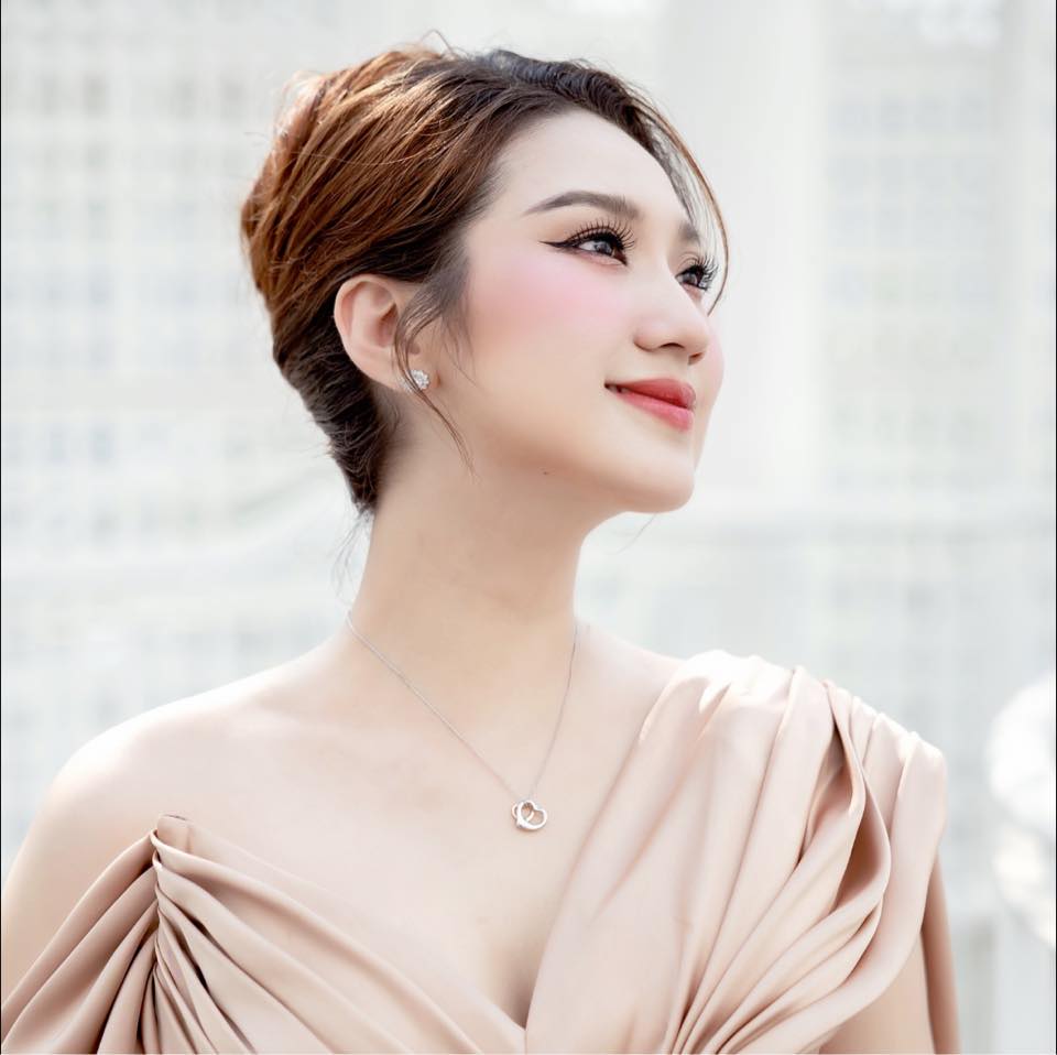 Nhan sắc nữ ca sĩ hủy hôn trước ngày cưới 1 tuần, được nhiều đại gia ngàn tỷ vây quanh- Ảnh 5. Nhan sắc nữ ca sĩ hủy hôn trước ngày cưới 1 tuần, được nhiều đại gia ngàn tỷ vây quanh- Ảnh 5.