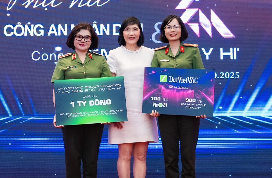 Dàn nghệ sĩ "say hi" cùng nữ chiến sĩ công an chung tay khắc phục hậu quả bão lũ- Ảnh 1. Dàn nghệ sĩ "say hi" cùng nữ chiến sĩ công an chung tay khắc phục hậu quả bão lũ- Ảnh 1.