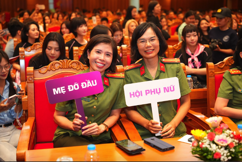 Dàn nghệ sĩ "say hi" cùng nữ chiến sĩ công an chung tay khắc phục hậu quả bão lũ- Ảnh 4. Dàn nghệ sĩ "say hi" cùng nữ chiến sĩ công an chung tay khắc phục hậu quả bão lũ- Ảnh 4.