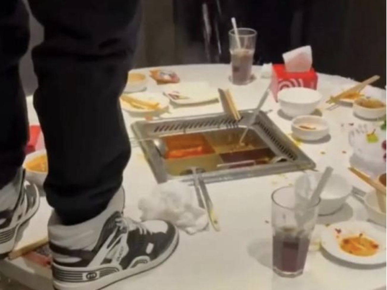 Hai thiếu niên tiểu vào nồi lẩu Haidilao: Gia đình bồi thường 8 tỷ đồng, xin lỗi công khai- Ảnh 1. Hai thiếu niên tiểu vào nồi lẩu Haidilao: Gia đình bồi thường 8 tỷ đồng, xin lỗi công khai- Ảnh 1.