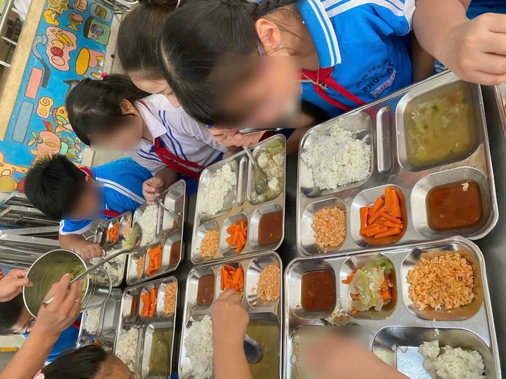 Suất cơm bán trú 'lèo tèo' gây xôn xao: Lãnh đạo trường tiểu học ở Huế lên tiếng- Ảnh 2.