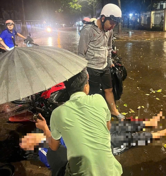 Truy tìm ô tô nghi tông 1 học sinh nguy kịch rồi bỏ trốn- Ảnh 1. Truy tìm ô tô nghi tông 1 học sinh nguy kịch rồi bỏ trốn- Ảnh 1.