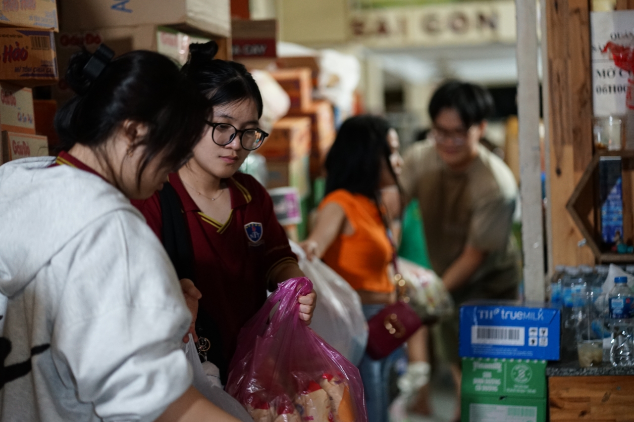 Xúc động giữa đêm TP.HCM: Người dân thức trắng, gom từng thùng hàng gửi ra vùng lũ miền Bắc- Ảnh 7. Xúc động giữa đêm TP.HCM: Người dân thức trắng, gom từng thùng hàng gửi ra vùng lũ miền Bắc- Ảnh 7.