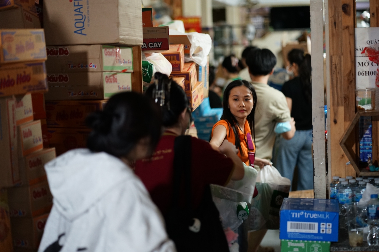 Xúc động giữa đêm TP.HCM: Người dân thức trắng, gom từng thùng hàng gửi ra vùng lũ miền Bắc- Ảnh 10. Xúc động giữa đêm TP.HCM: Người dân thức trắng, gom từng thùng hàng gửi ra vùng lũ miền Bắc- Ảnh 10.