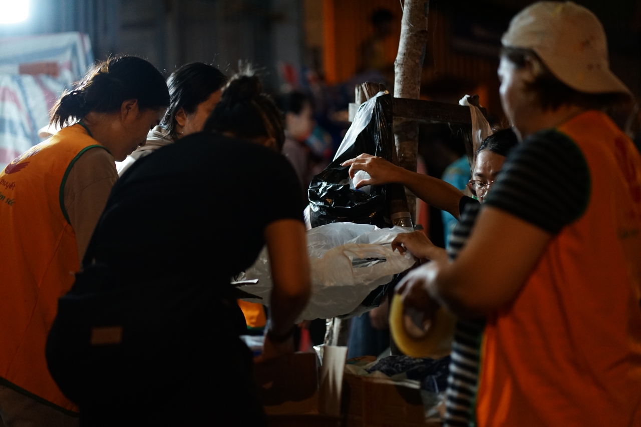 Xúc động giữa đêm TP.HCM: Người dân thức trắng, gom từng thùng hàng gửi ra vùng lũ miền Bắc- Ảnh 3. Xúc động giữa đêm TP.HCM: Người dân thức trắng, gom từng thùng hàng gửi ra vùng lũ miền Bắc- Ảnh 3.