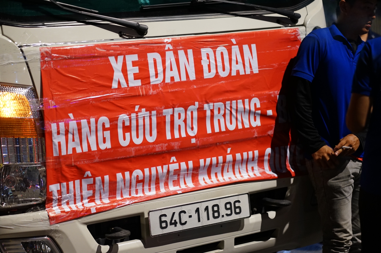 Xúc động giữa đêm TP.HCM: Người dân thức trắng, gom từng thùng hàng gửi ra vùng lũ miền Bắc- Ảnh 4. Xúc động giữa đêm TP.HCM: Người dân thức trắng, gom từng thùng hàng gửi ra vùng lũ miền Bắc- Ảnh 4.