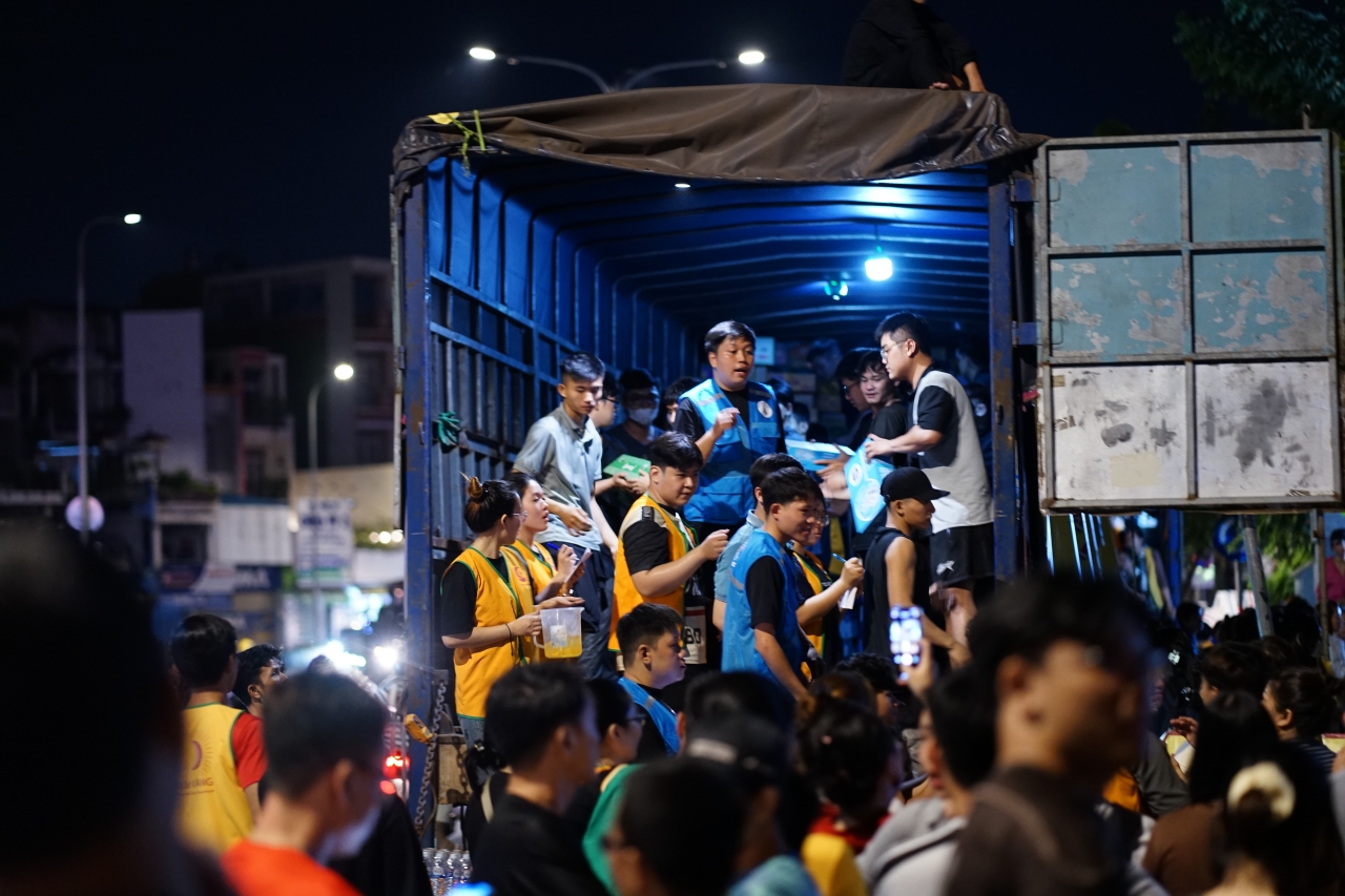 Xúc động giữa đêm TP.HCM: Người dân thức trắng, gom từng thùng hàng gửi ra vùng lũ miền Bắc- Ảnh 1. Xúc động giữa đêm TP.HCM: Người dân thức trắng, gom từng thùng hàng gửi ra vùng lũ miền Bắc- Ảnh 1.