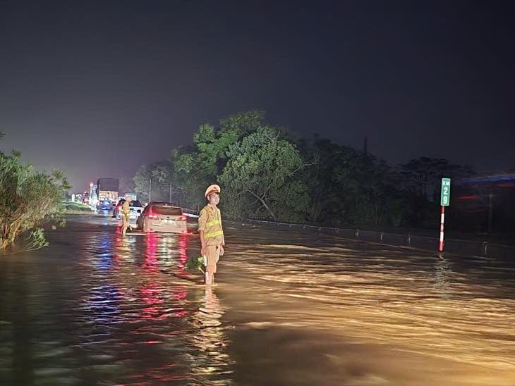 Tin mới nhất tình hình nước lũ ngập cao tốc Hà Nội - Thái Nguyên- Ảnh 1.
