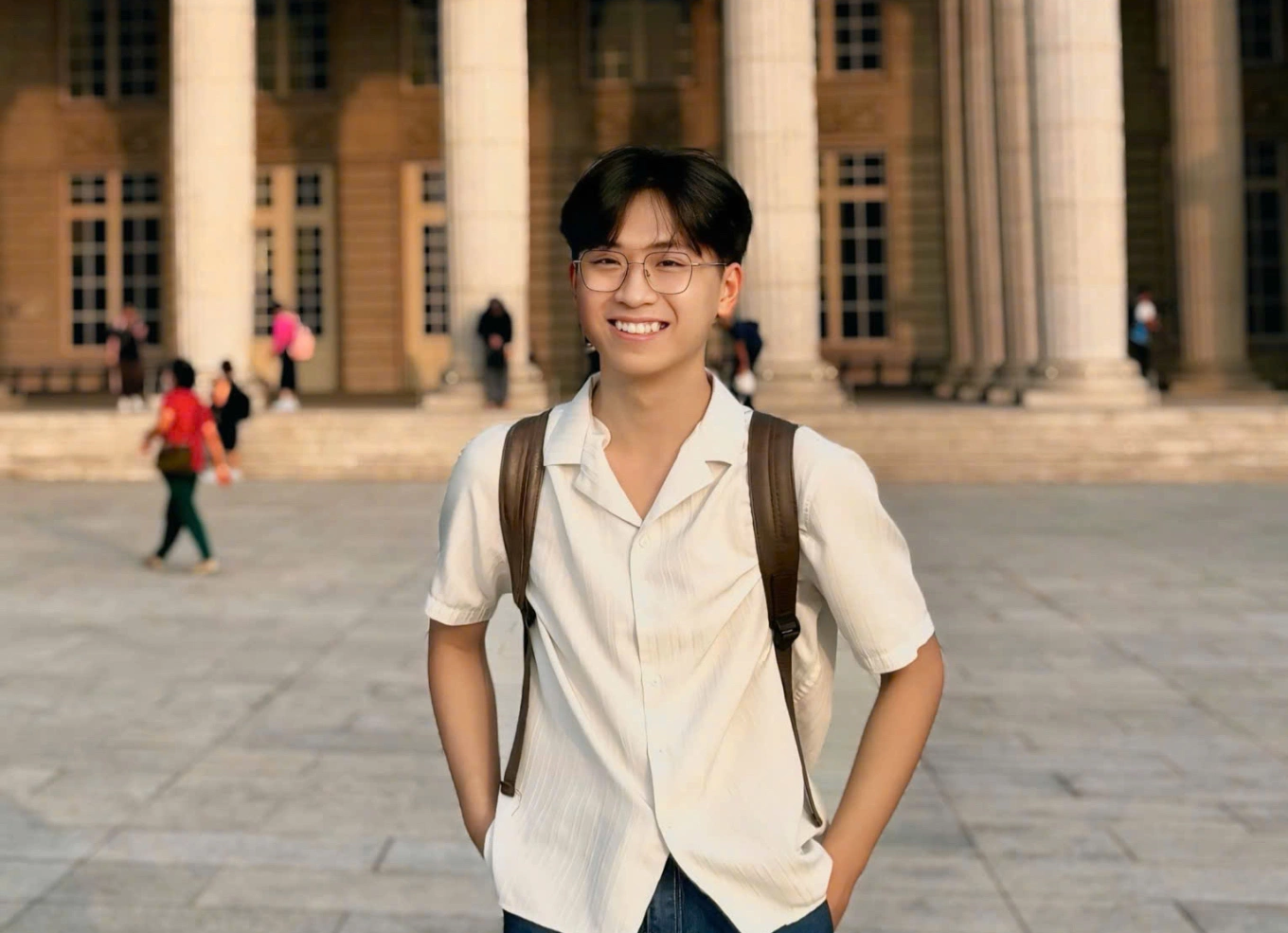 Được tuyển thẳng vào tất cả trường Y vẫn từ bỏ, bị bố mẹ giận: 4 năm sau nam sinh miền núi "soái ca" khiến cả nhà ngỡ ngàng- Ảnh 2. Được tuyển thẳng vào tất cả trường Y vẫn từ bỏ, bị bố mẹ giận: 4 năm sau nam sinh miền núi "soái ca" khiến cả nhà ngỡ ngàng- Ảnh 2.