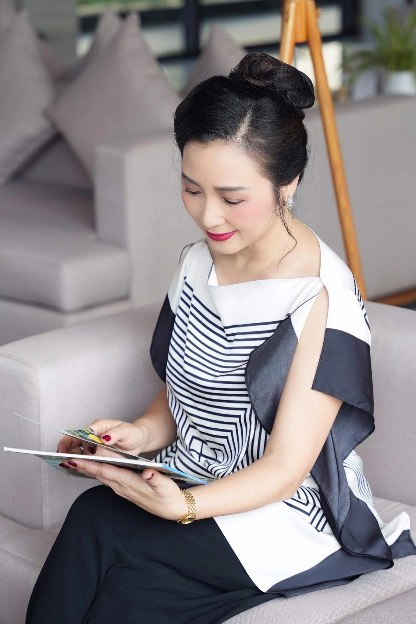 Ăn ít 1 món hàng ngày của người Việt giúp diễn viên Khánh Huyền U60 giữ dáng, trẻ lâu- Ảnh 3. Ăn ít 1 món hàng ngày của người Việt giúp diễn viên Khánh Huyền U60 giữ dáng, trẻ lâu- Ảnh 3.
