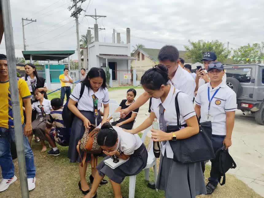 Video: Động đất mạnh 7,4 độ ở Philippines rung chuyển mọi thứ, người dân hoảng loạn bỏ chạy- Ảnh 3. Video: Động đất mạnh 7,4 độ ở Philippines rung chuyển mọi thứ, người dân hoảng loạn bỏ chạy- Ảnh 3.