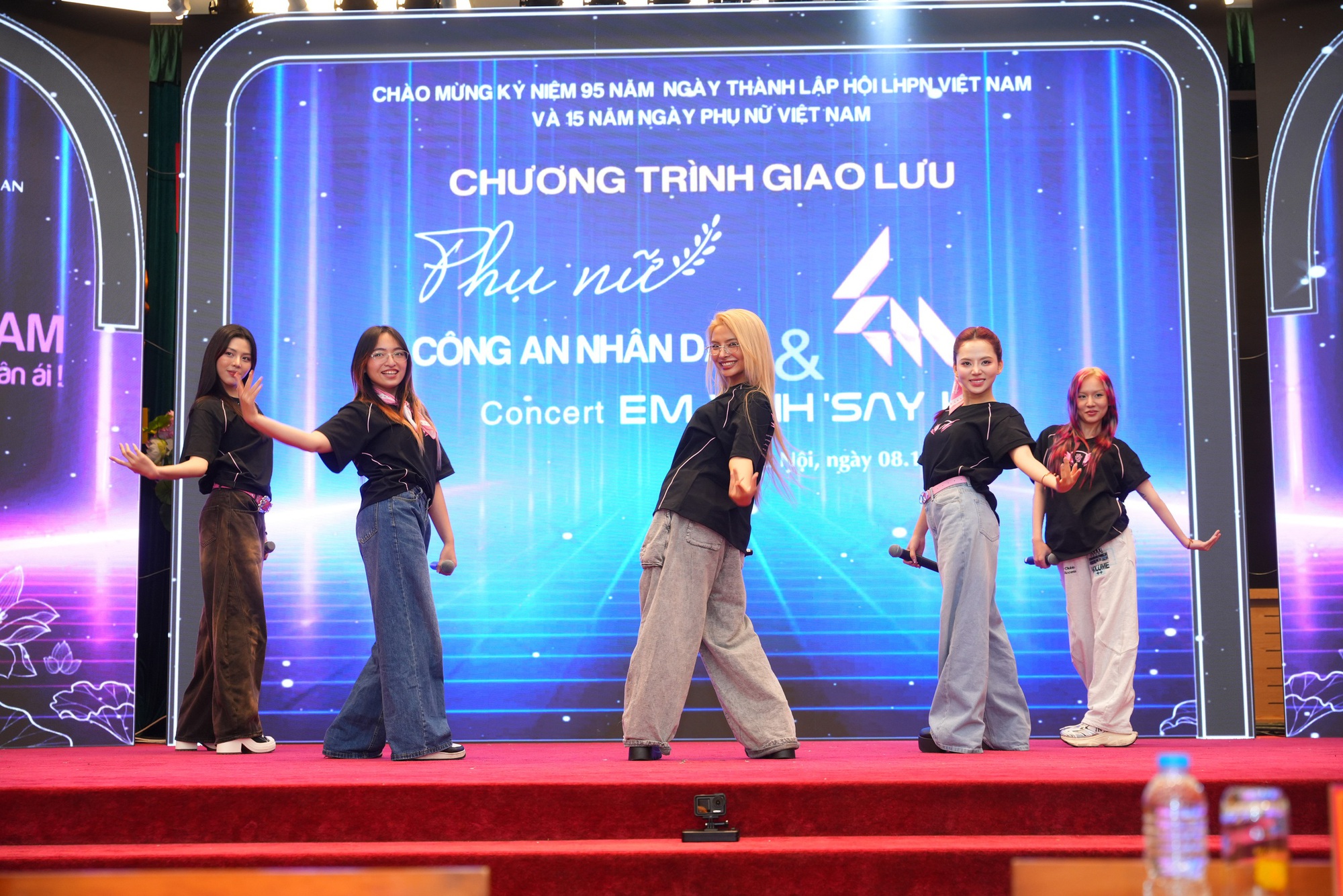 Dàn nghệ sĩ "say hi" cùng nữ chiến sĩ công an chung tay khắc phục hậu quả bão lũ- Ảnh 5. Dàn nghệ sĩ "say hi" cùng nữ chiến sĩ công an chung tay khắc phục hậu quả bão lũ- Ảnh 5.
