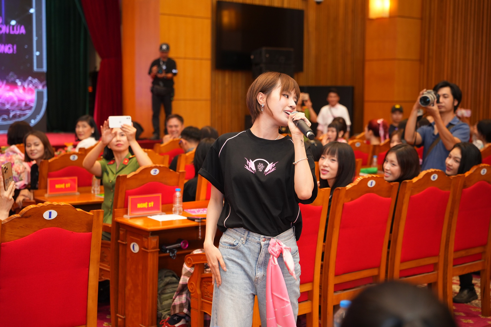 Dàn nghệ sĩ "say hi" cùng nữ chiến sĩ công an chung tay khắc phục hậu quả bão lũ- Ảnh 6. Dàn nghệ sĩ "say hi" cùng nữ chiến sĩ công an chung tay khắc phục hậu quả bão lũ- Ảnh 6.