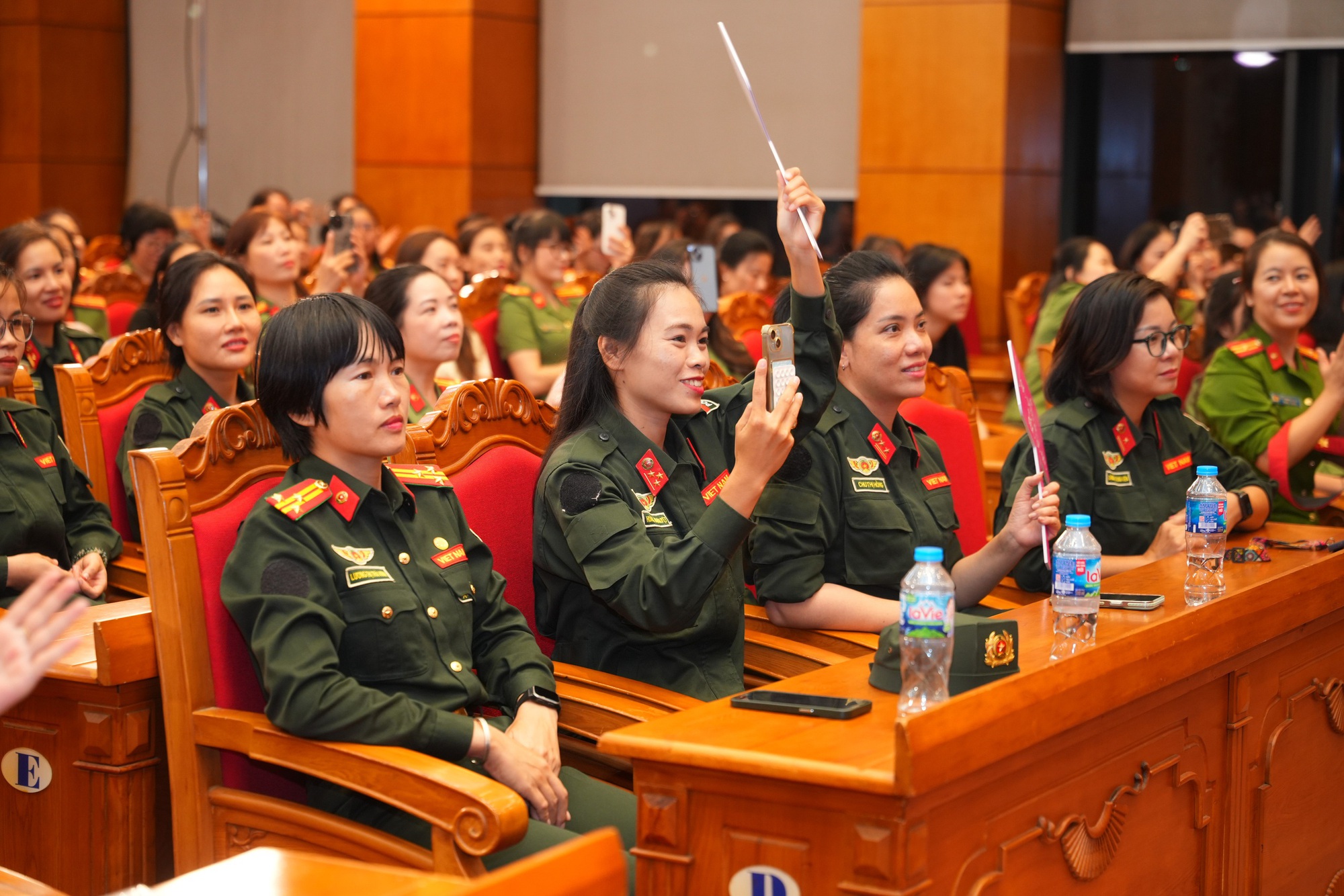Dàn nghệ sĩ "say hi" cùng nữ chiến sĩ công an chung tay khắc phục hậu quả bão lũ- Ảnh 3. Dàn nghệ sĩ "say hi" cùng nữ chiến sĩ công an chung tay khắc phục hậu quả bão lũ- Ảnh 3.